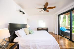 Vivaro Roatan Beachfront