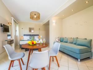 Gianthea Studios and Apt