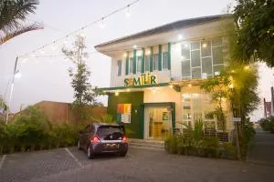 RedDoorz Plus Syariah near Alun Alun Sampang - Sampang