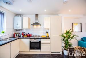 NEW Spacious Modern Townhouse FREE Private Parking