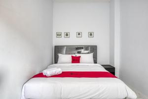 RedDoorz Plus near Jakarta Kota Station