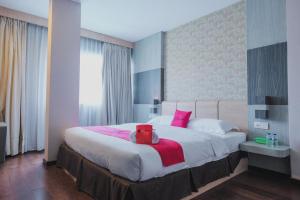 RedDoorz Plus near Gold Coast Ferry Terminal Batam