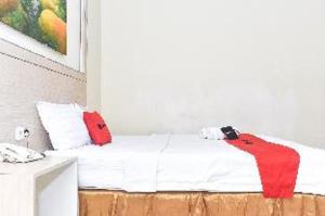 RedDoorz Plus near Sultan Hasanuddin Airport