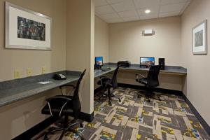 Holiday Inn Express and Suites Batavia, an IHG Hotel - image 1