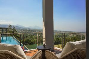 Suite Gia Đình Có Ban Công (Family Suite with Balcony)