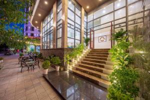 Kiwi Beachside Hotel & Cafe Da Nang