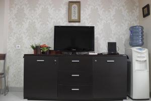 Stylish 1BR near ITB University at Dago Suites Apartment By Travelio