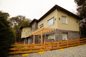 Aiksh Estudio H-3 Pax, parrilla y estacionamiento