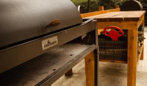 Aiksh Estudio H-3 Pax, parrilla y estacionamiento