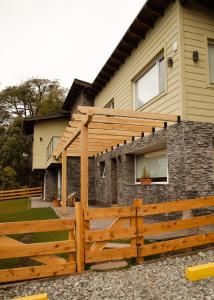 Aiksh Estudio H-3 Pax, parrilla y estacionamiento