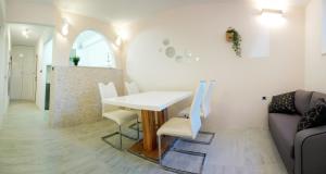 Split Symphony Garden: Modern, new Apartment (4+1), 5 min walk to ˝Firule˝ SAND BEACH, 12 min walk to CITY CENTER