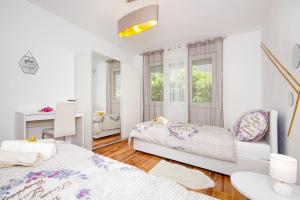 Split Symphony Veranda: Modern, new Apartment (4+1), 5 min walk to ˝Firule˝ SAND BEACH, 12 min walk  