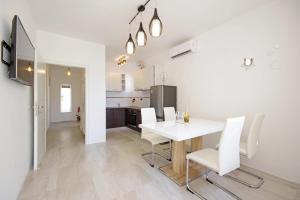 Split Symphony Veranda: Modern, new Apartment (4+1), 5 min walk to ˝Firule˝ SAND BEACH, 12 min walk to CITY CENTER