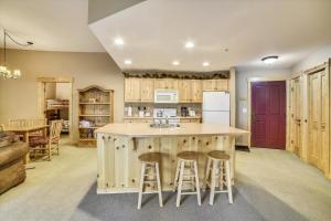 Two-Bedroom Apartment room in Tucker Mountain Lodge 102 Condo