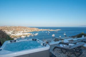 Mykonos Psarou Place with Private Jacuzzi