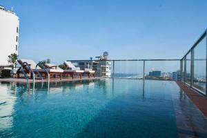 Sofiana My Khe Hotel & Spa - Rooftop Pool Bar - Free Draught Beer and 20 minute Spa per Room