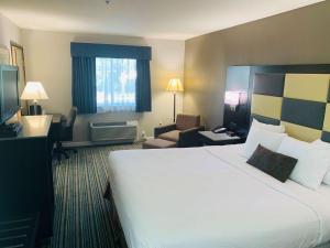King Room with Mobility Accessible Bathtub room in SureStay Plus Hotel by Best Western Redding