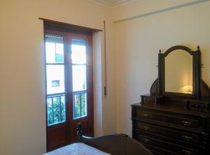 Queen Room with Shared Bathroom room in Lá em Cima