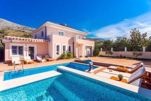 VILLA MILLA with private pool, jacuzzi, sauna, gym, max. 8 person
