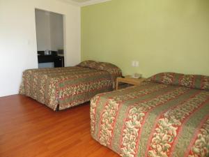 Double Room with Two Double Beds room in The Oaks Motel