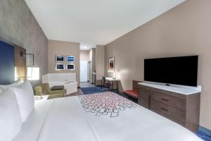 Deluxe King Room - Non-Smoking room in La Quinta by Wyndham Houston Channelview