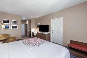 King Room with Balcony - Non-Smoking room in La Quinta by Wyndham Houston Channelview