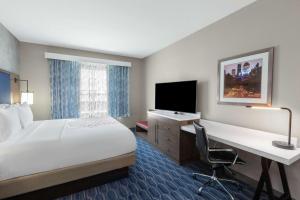 Standard King Room room in La Quinta by Wyndham Houston Channelview
