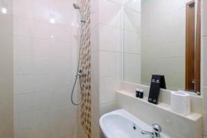 Minimalist and Comfortable Studio Dave Apartment By Travelio