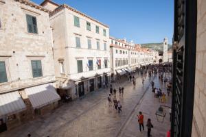 22 THE STRADUN 
