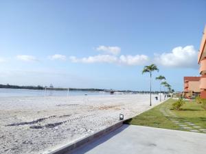 Arraial do Cabo Golden Lake Residence frente a la laguna