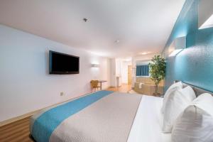 King Room - Disability Access - Non-Smoking room in Motel 6-Decatur TX