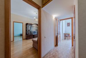 Apartment near Lva Tolstoho Square