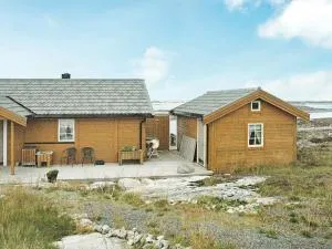 Three-Bedroom Holiday home in Dyrvik - Sistranda