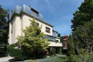 Vikendica Huge luxury central Prague VILLA, 6 beds and baths, terraces, double garage Prag Če&scaron;ka