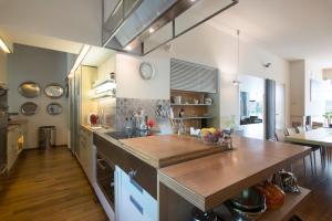 Huge luxury central Prague VILLA, 6 beds and baths, terraces, double garage