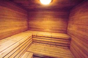 One-Bedroom Apartment room in Hosteeva Ocean Forest Plaza w Beachfront Balcony
