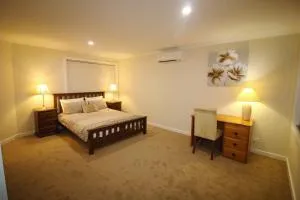 Silver House - Melbourne Airport Accommodation - 7 Minutes from Melbourne Airport - Keilor