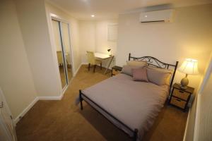 Silver House - Melbourne Airport Accommodation - 7 Minutes from Melbourne Airport