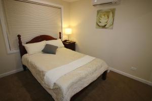 Silver House - Melbourne Airport Accommodation - 7 Minutes from Melbourne Airport