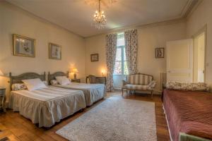 B&B / Chambres d'hotes L'Oustal : Chambre Familiale (3 Adultes)