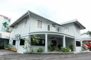 白色小屋 - Kampung Boyan