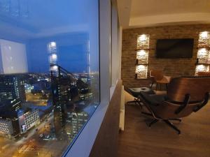 Skyview Suite - Breathtaking Views From Bed and From Jacuzzi. City Center Skyscraper Upper Floors