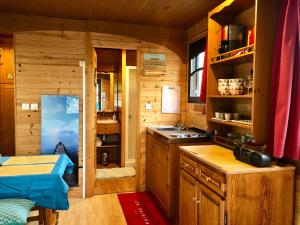Maisons de vacances Millygite roulotte - 4 seasons Chalet-on-wheels : photos des chambres