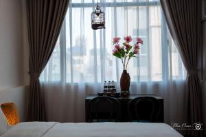 Hanoi Center Silk Lullaby Hotel and Travel