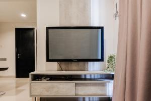 Bright 2BR Apartment at Paramount Skyline By Travelio