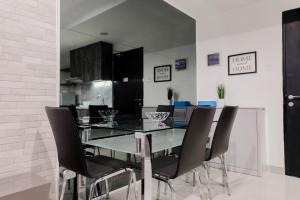 Bright 2BR Apartment at Paramount Skyline By Travelio