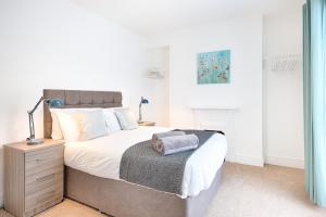 Spacious 4BR Home with Garden, Swansea