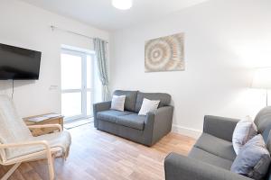 Spacious 4BR Home with Garden, Swansea