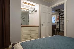 2br Empire Avenue WALK to Lifts and Main St - No Car Required!