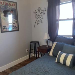 2br Empire Avenue WALK to Lifts and Main St - No Car Required!